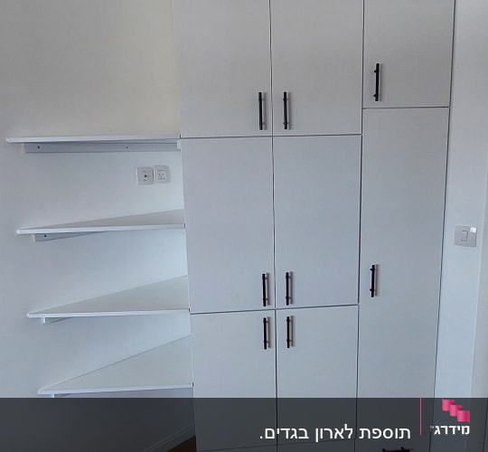 ארון לבן עם מדפים ודלתות ידיות שחורות
